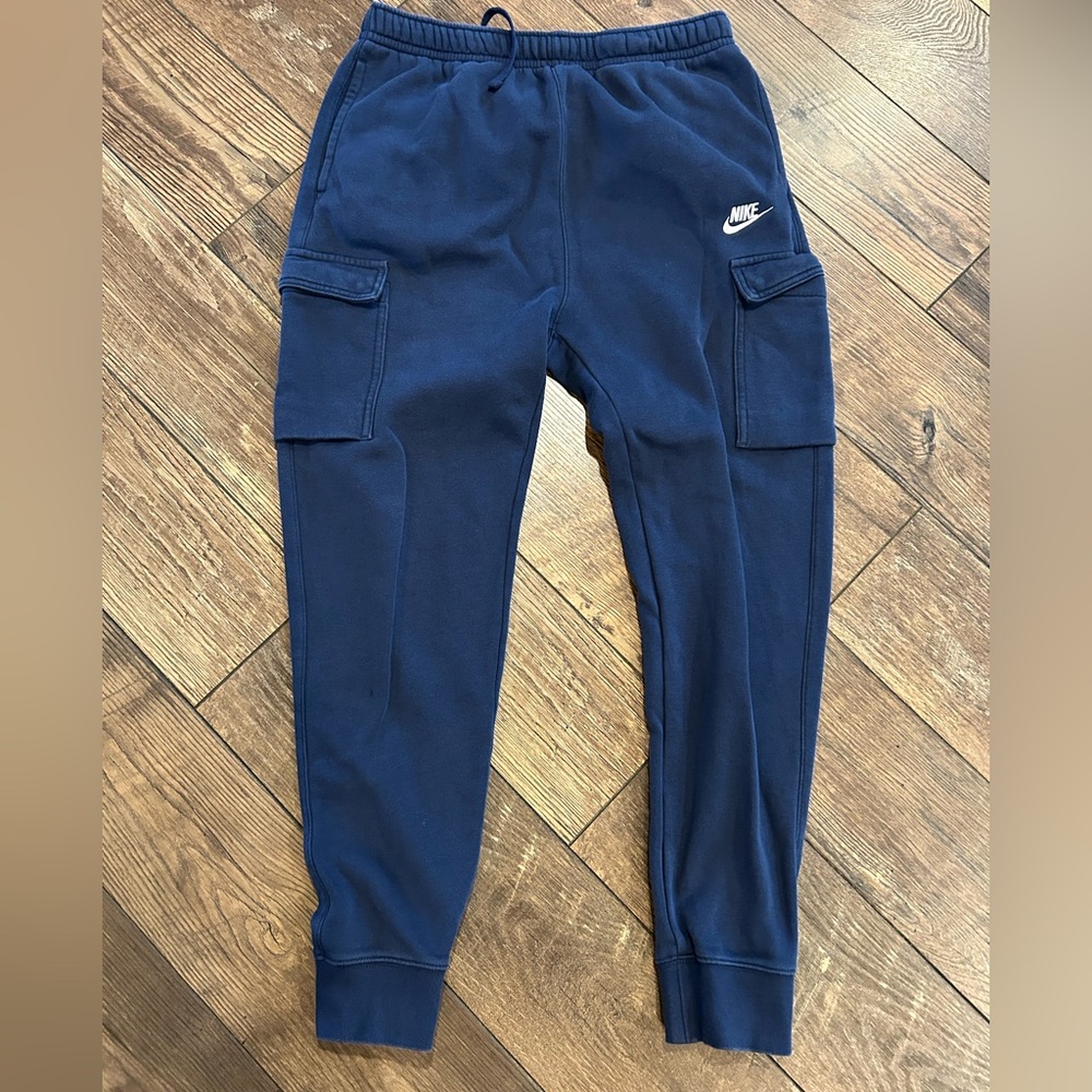 Nike Sportswear Club Men’s Navy Cargo Fleece Joggers with Side Pockets - Picture 9 of 11